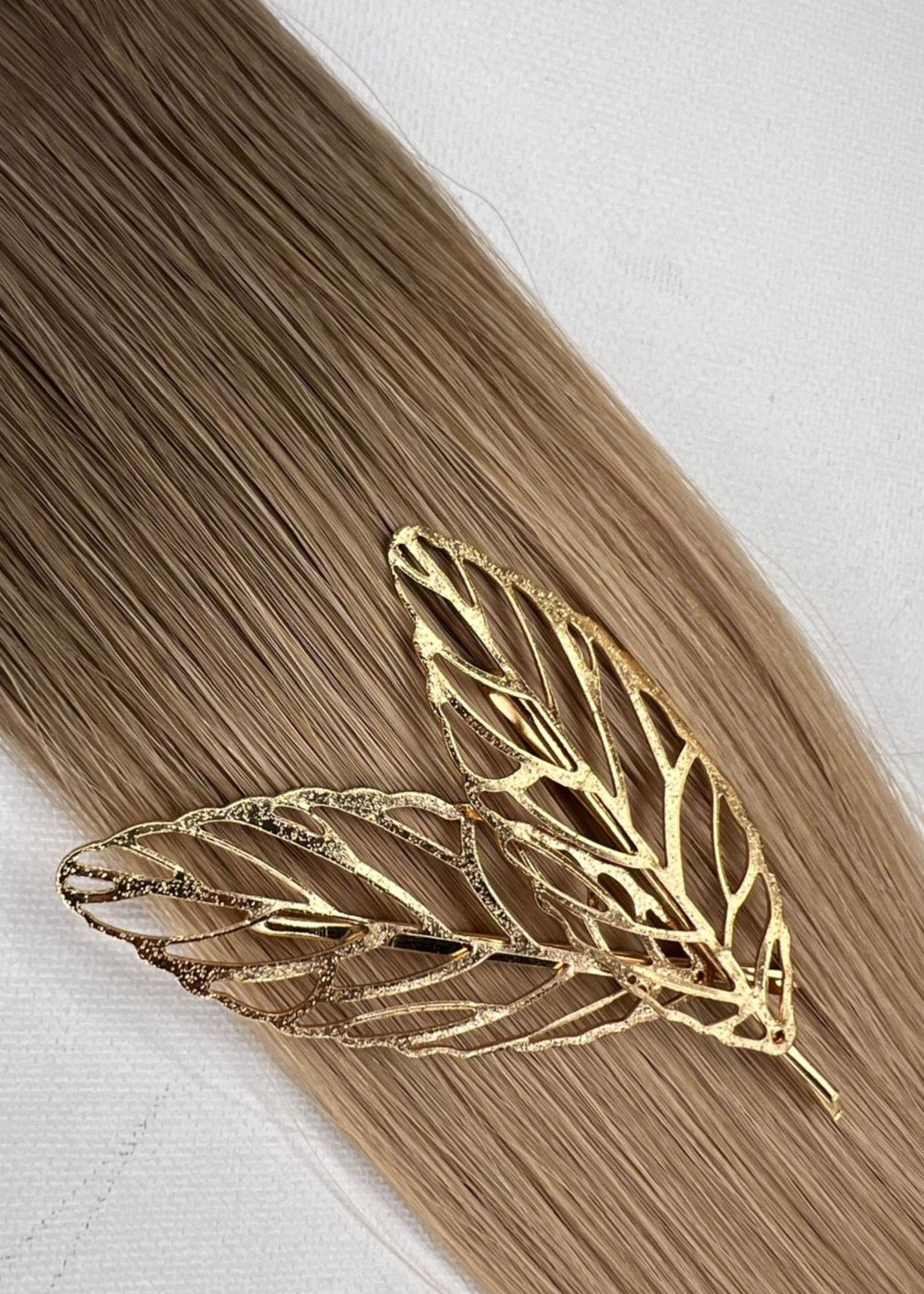 Close up van Noela hair extension van Excellent Amore kleur blond