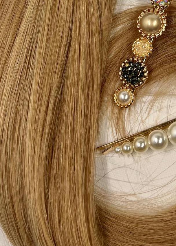 Close up vam Sahara hair extension van Excellent Amore kleur goud blond met parel haarclip