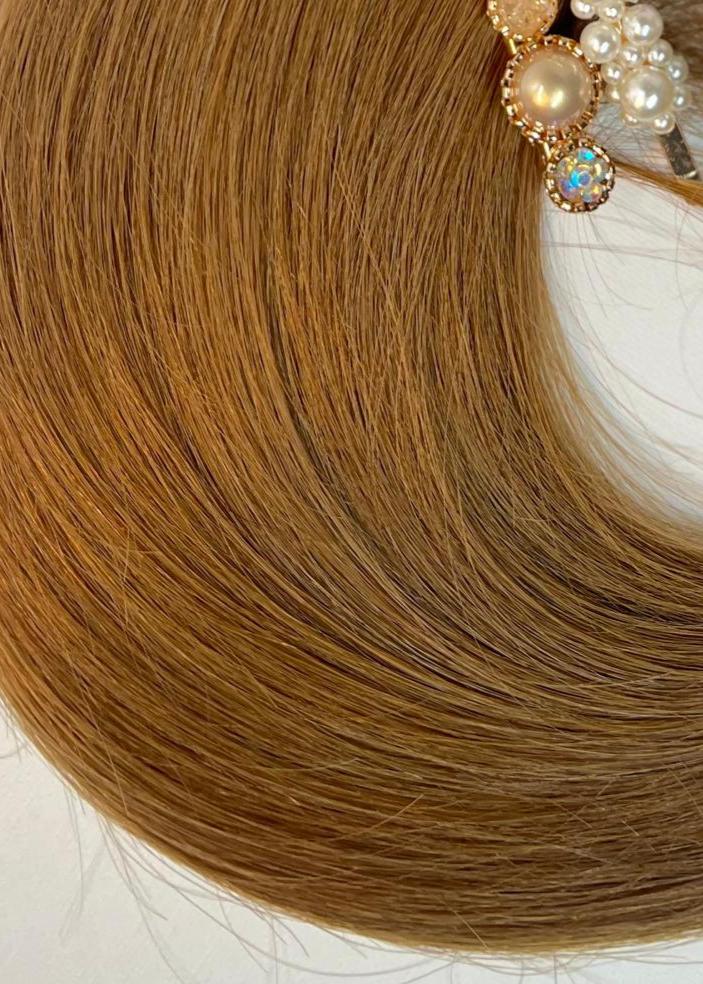 Close up van Norah hair extensions van Excellent Amore kleur rood/bruin