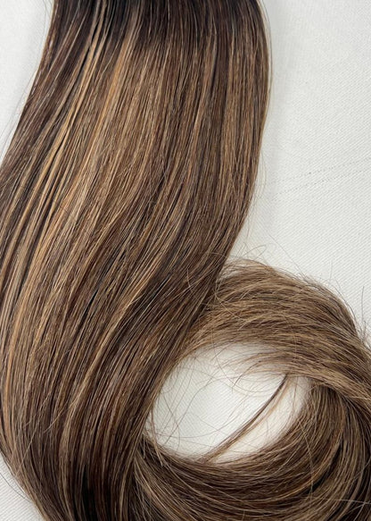 Close up van Sapphira hair extension van Excellent Amore kleur bruin mix